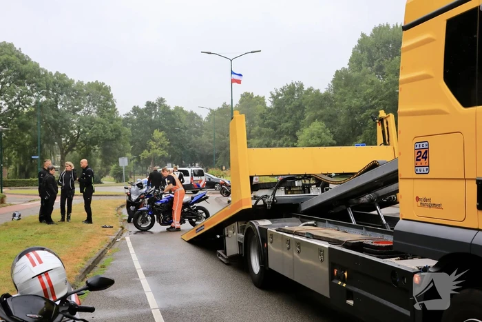 Motorrijder gaat met motor van overleden vriend onderuit op spekgladde wegdek tijdens toertocht