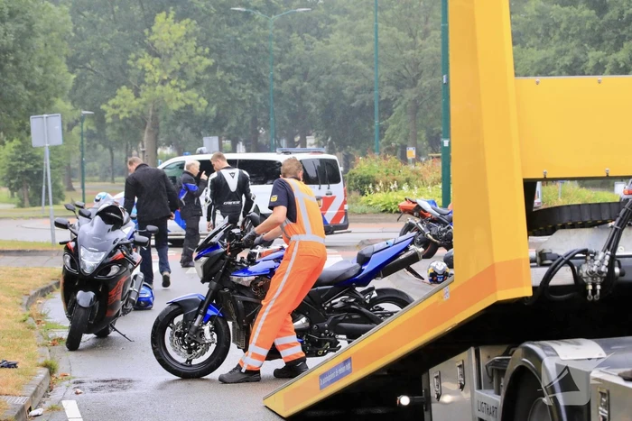Motorrijder gaat met motor van overleden vriend onderuit op spekgladde wegdek tijdens toertocht