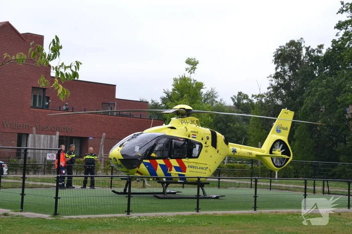 Traumahelikopter landt op speelveld