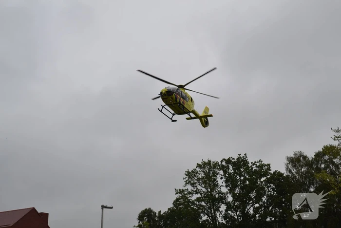 Traumahelikopter landt op speelveld