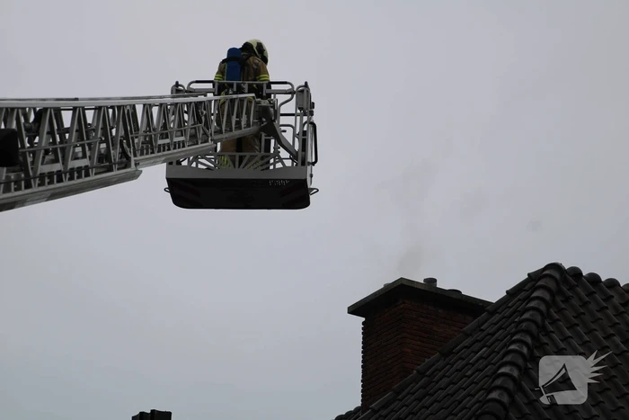 Brand in schoorsteen van woning