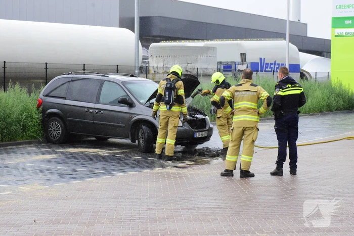 Afgesleepte auto vliegt in brand