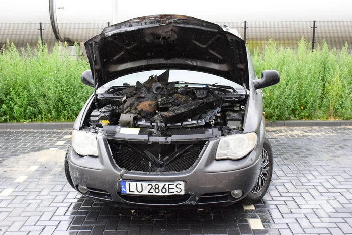 Afgesleepte auto vliegt in brand