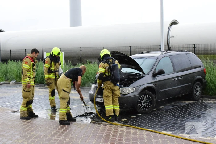 Afgesleepte auto vliegt in brand