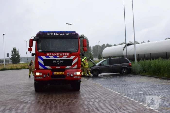Afgesleepte auto vliegt in brand