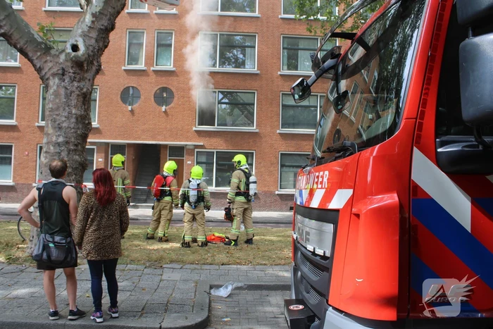 Veel rookontwikkeling vanwege brand in portiekwoning