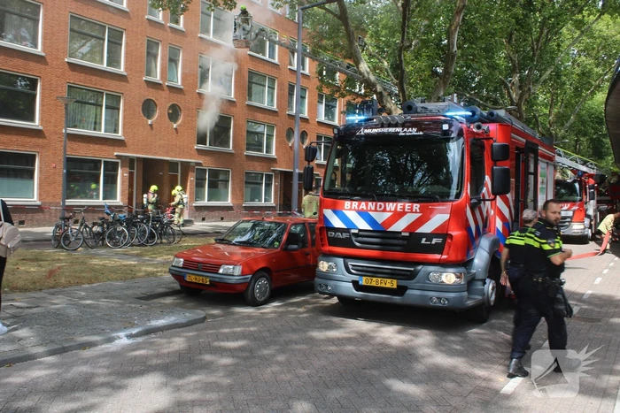 Veel rookontwikkeling vanwege brand in portiekwoning