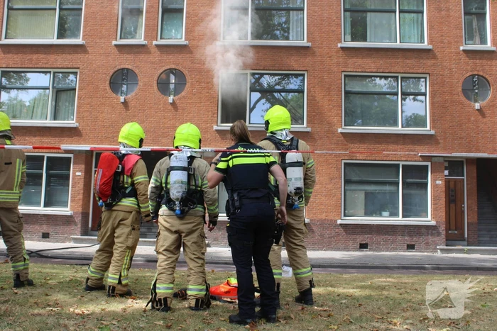Veel rookontwikkeling vanwege brand in portiekwoning
