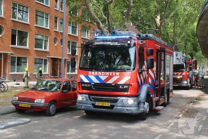 Veel rookontwikkeling vanwege brand in portiekwoning