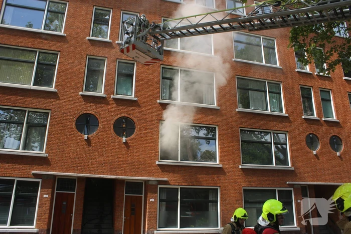 Veel rookontwikkeling vanwege brand in portiekwoning