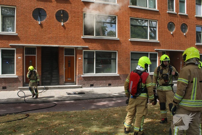 Veel rookontwikkeling vanwege brand in portiekwoning
