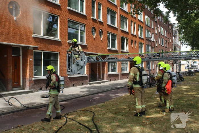 Veel rookontwikkeling vanwege brand in portiekwoning