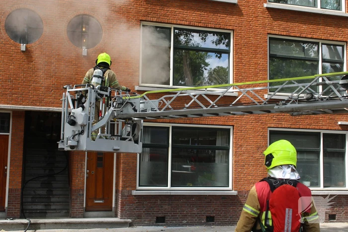 Veel rookontwikkeling vanwege brand in portiekwoning