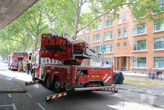 Veel rookontwikkeling vanwege brand in portiekwoning