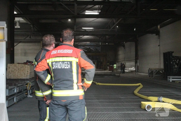 Brand in loods snel onder controle