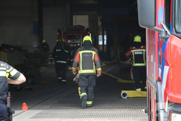Brand in loods snel onder controle
