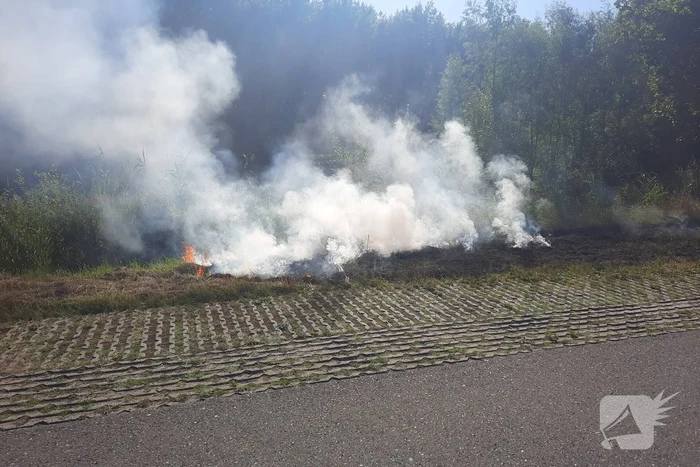 Omstanders doven bermbrand met kleed