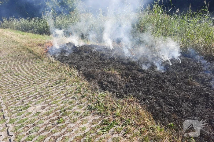 Omstanders doven bermbrand met kleed