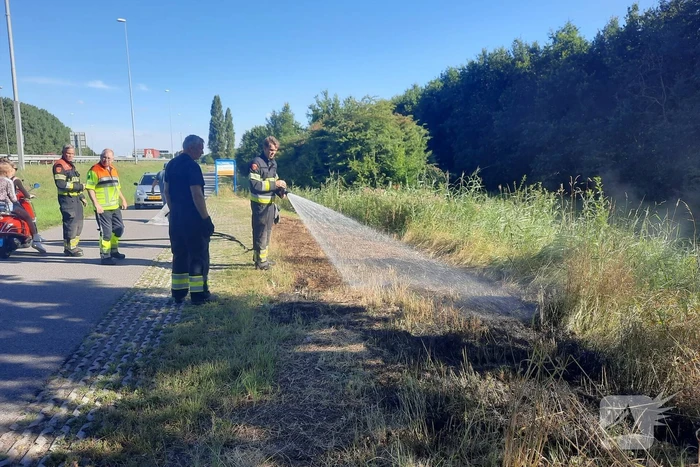 Omstanders doven bermbrand met kleed