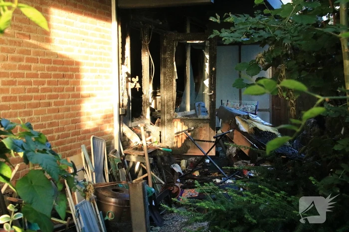 Uitslaande woningbrand in flatgebouw