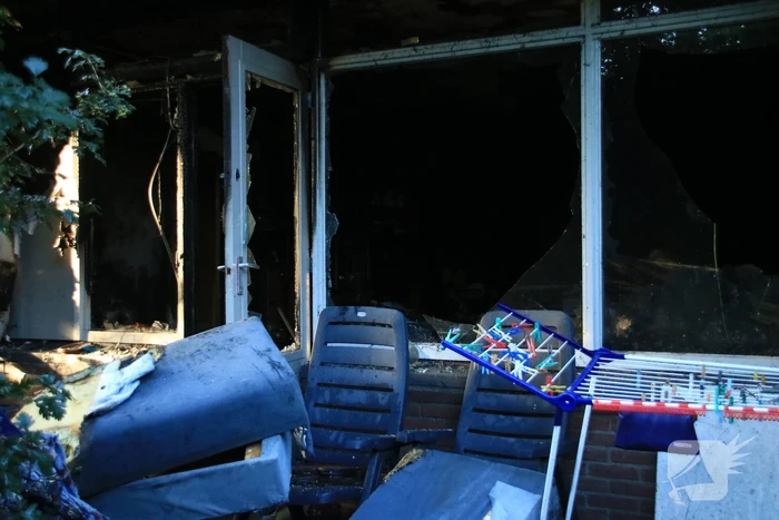 Uitslaande woningbrand in flatgebouw