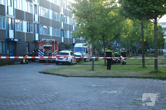 Uitslaande woningbrand in flatgebouw