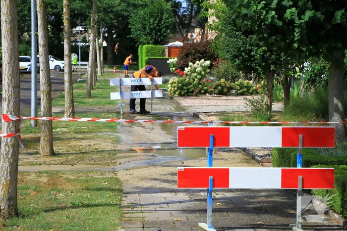 Gesprongen waterleiding zorgt voor waterballet