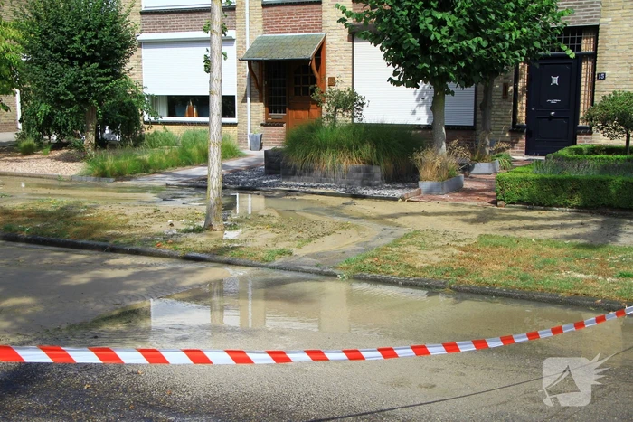 Gesprongen waterleiding zorgt voor waterballet