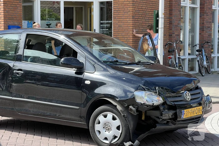 Auto en bestelbus botsen op kruispunt