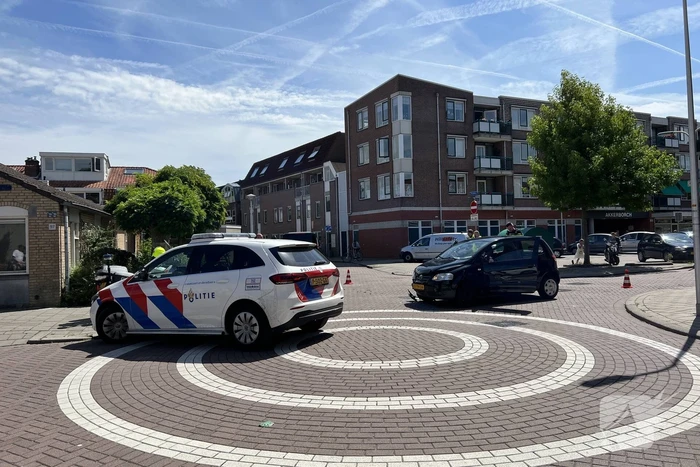 Auto en bestelbus botsen op kruispunt