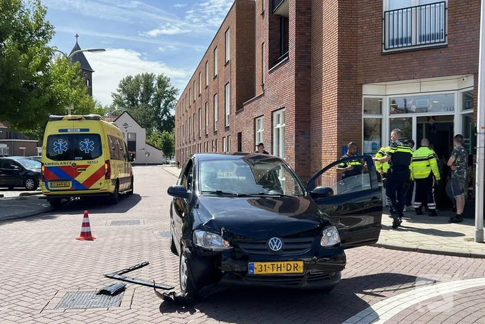 Auto en bestelbus botsen op kruispunt