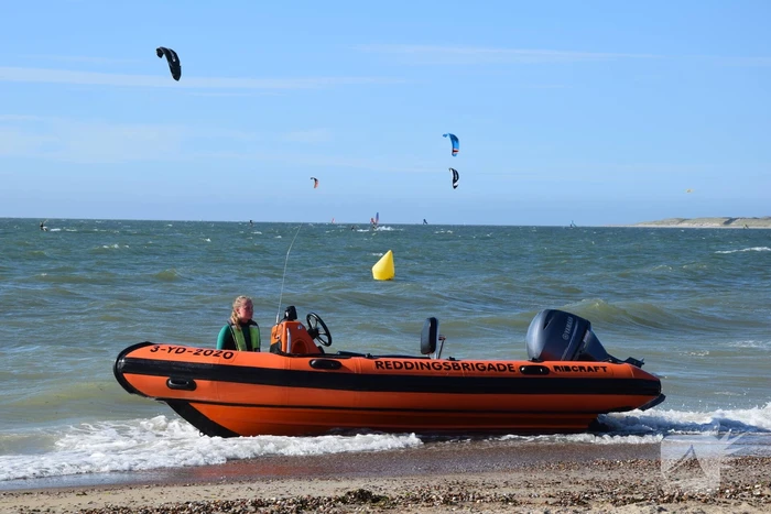 Surfers in problemen geraakt op zee