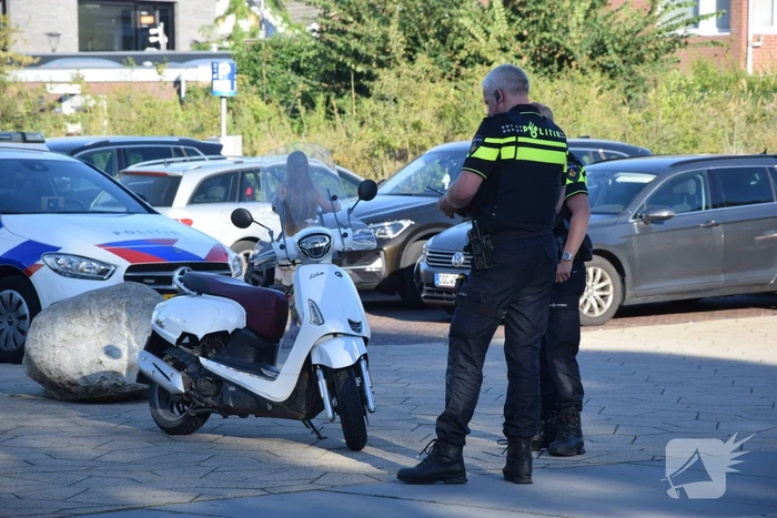 Scooterrijdster gaat hard onderuit
