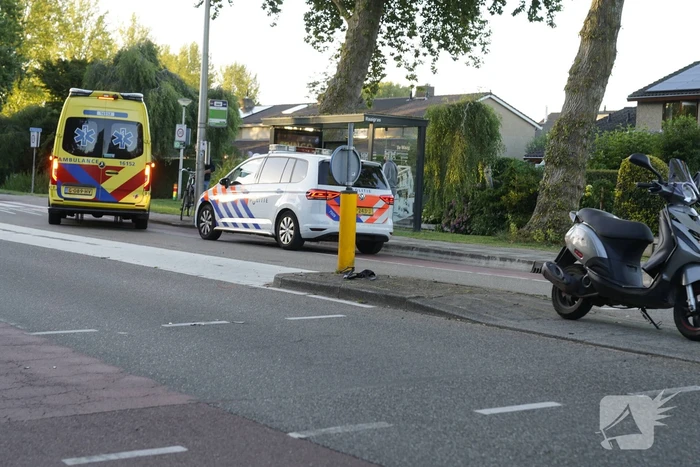Scooterrijder gewond bij botsing op vluchtheuvel