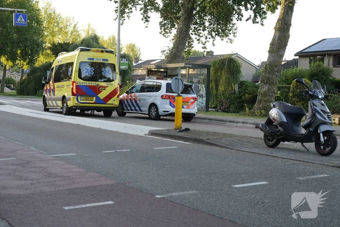Scooterrijder gewond bij botsing op vluchtheuvel