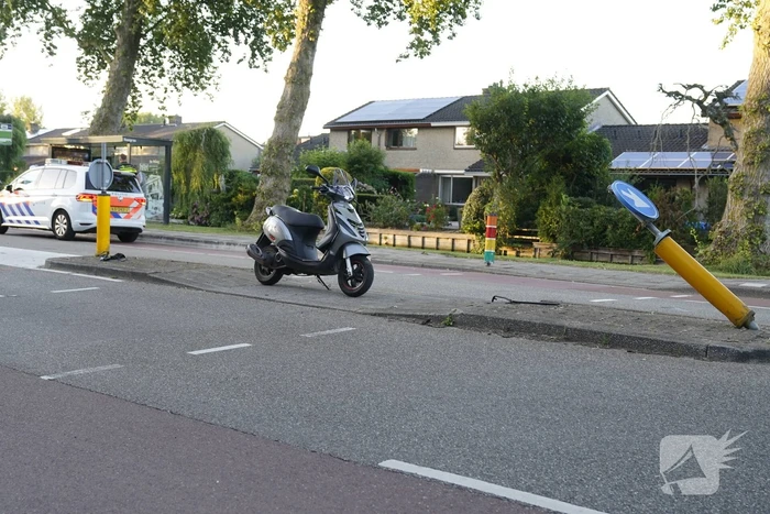 Scooterrijder gewond bij botsing op vluchtheuvel