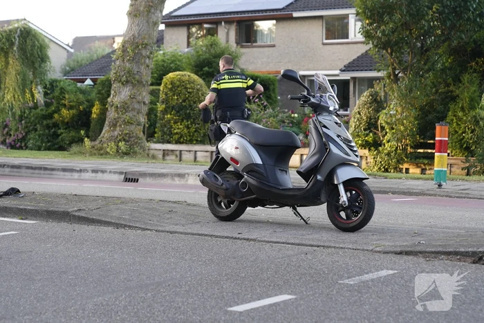 Scooterrijder gewond bij botsing op vluchtheuvel
