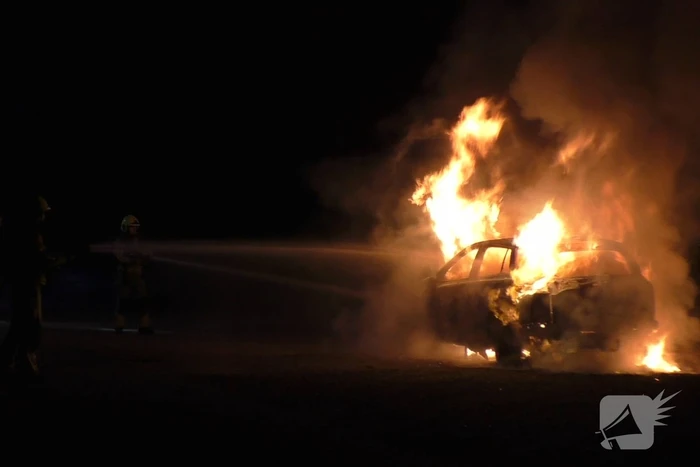 Auto volledig verwoest vanwege brand