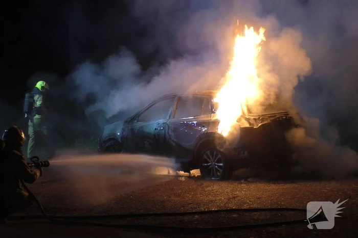 Auto volledig verwoest vanwege brand