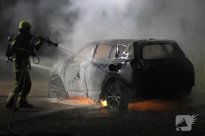 Auto volledig verwoest vanwege brand