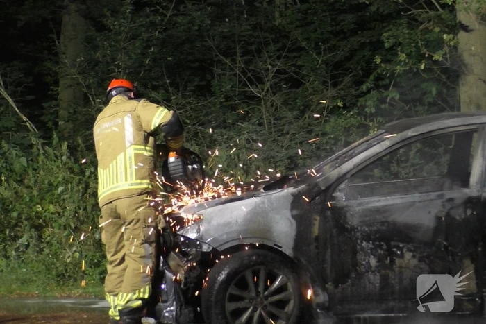 Auto volledig verwoest vanwege brand
