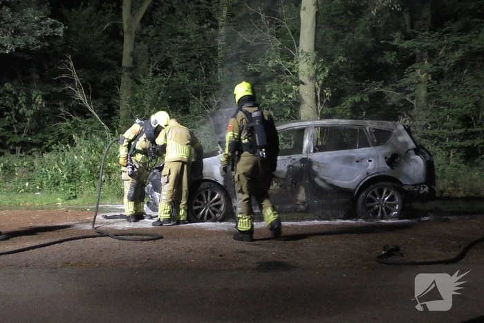 Auto volledig verwoest vanwege brand