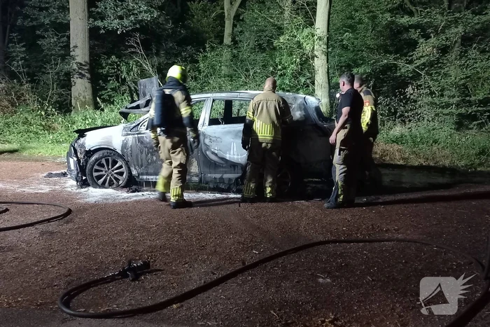 Auto volledig verwoest vanwege brand
