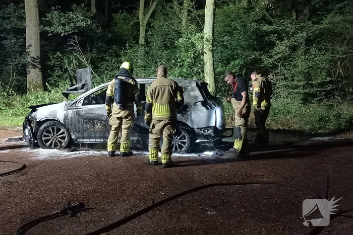 Auto volledig verwoest vanwege brand