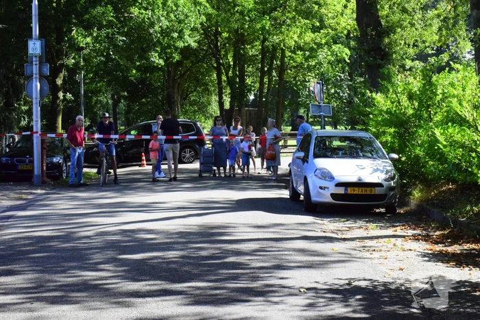Weg naar zwembad De Vrije Slag afgesloten door loshangende takken