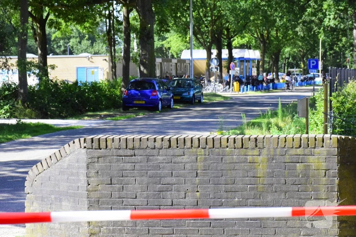 Weg naar zwembad De Vrije Slag afgesloten door loshangende takken