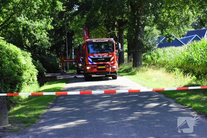 Weg naar zwembad De Vrije Slag afgesloten door loshangende takken
