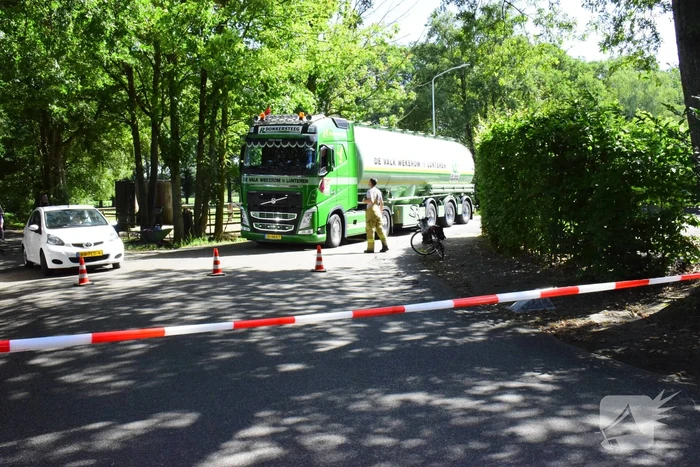 Weg naar zwembad De Vrije Slag afgesloten door loshangende takken