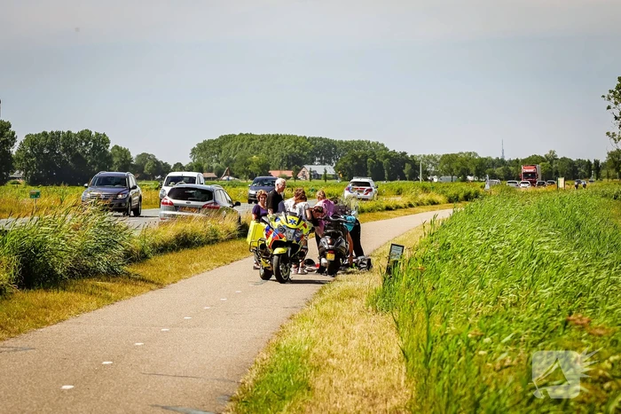 Vrouw op brommer gewond bij ongeval