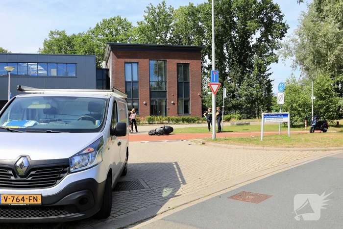 Scooterrijder zwaargewond bij aanrijding met bestelbus